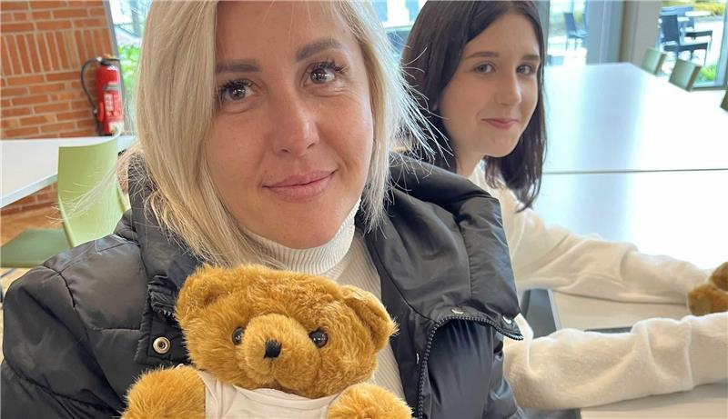 Die Gäste aus der ukrainischen Region Mykolajiw strahlen: Der Landkreis-Teddy kommt als Willkommensgeschenk gut an.