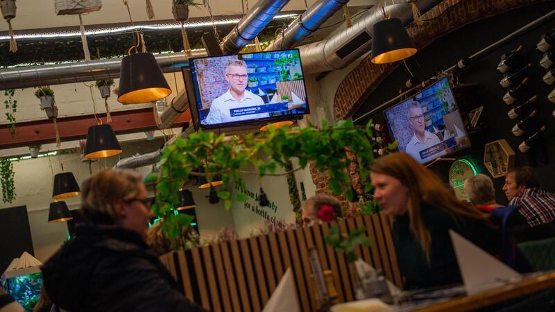 „Mein Lokal, dein Lokal“: Das war der dritte Tag des Restaurant-Wettstreits Die Gäste genießen kulinarische Leckerbissen, während die Sendung im Fernsehen im Gastraum ausgestrahlt wird.
