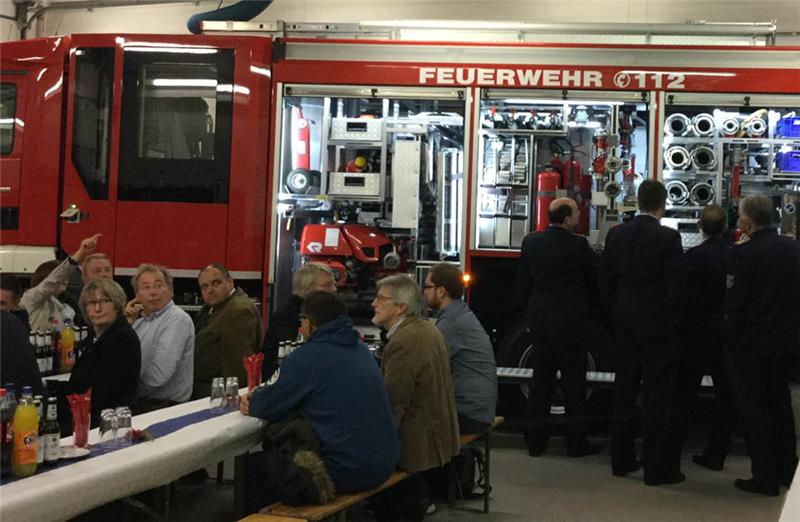 Die Gäste nehmen das neue Einsatzfahrzeug HLF 20 in Augenschein.