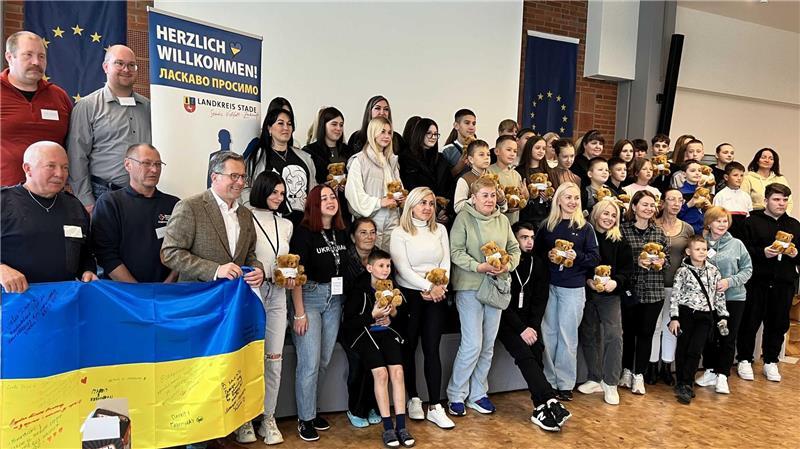 Herzlich willkommen: Kinder aus der Ukraine erholen sich in Stade Die Gäste und das Begrüßungskomitee: Die Ukrainerinnen und Ukrainer mit dem Stader Organisationsteam