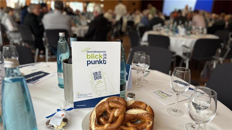 Die Gäste werden zur Vertreterversammlung der Volksbank im Stadeum mit dem Jahresbericht, Pralinen, Brezeln, Weißwein und Wasser begrüßt.