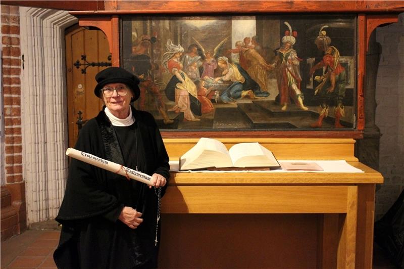 Die Gästeführerin Eike Stapel-Tews als Magister Halepaghe vor dem Halepaghen-Altar in der St.-Petri-Kirche. Foto: Frank (Archiv)