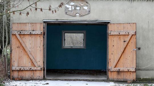 Die Garage bleibt leer: Wer auf falsche Auto-Inserate reinfällt, bekommt kein Fahrzeug - aber auch kein Geld zurück. (Symbolbild) 