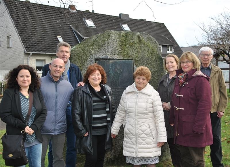 Die Gastgeber und ihre Gäste : Sonja Michel, Mordehai Zissmann, Hans-Jürgen Detje, Chaya Kotlowitz, Gizella Mann, Reinhild Marzahn, Rosemarie Schneider und Otto Duve. Fotos Lohmann