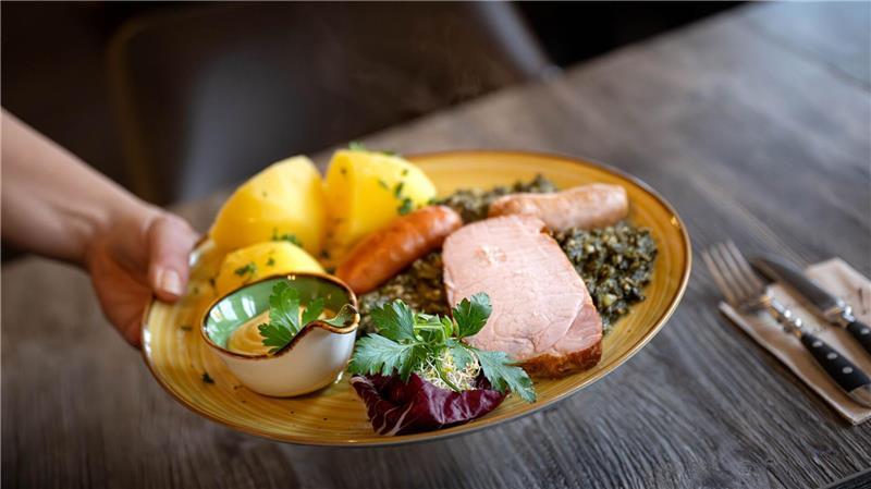 Die Gastronomie sieht sich von der Mindestlohnerhöhung besonders betroffen. (Archivbild)