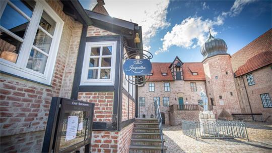 Die Gaststätte (links) in der Burg Bederkesa steht seit eineinhalb Jahren leer.