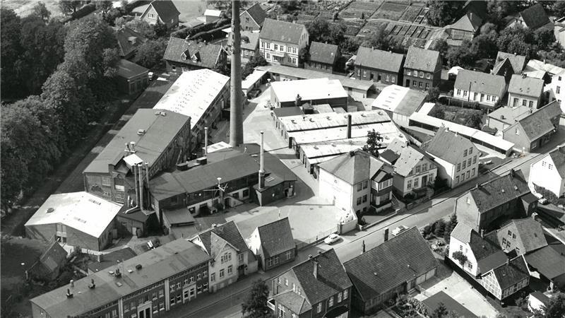 Die Gebr. Schmidt Gummiwarenfabrik in Stade: Eine Luftbildaufnahme vom Werksgelände aus dem Jahr 1965.
