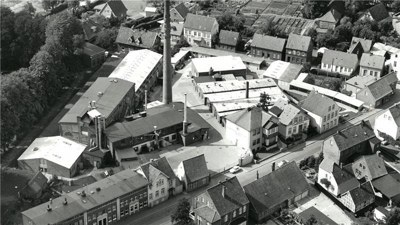 80 Millionen Euro: 7 Fragen zu Stades Gummi-Schmidt-Quartier Die Gebr. Schmidt Gummiwarenfabrik in Stade: Eine Luftbildaufnahme vom Werksgelände aus dem Jahr 1965.