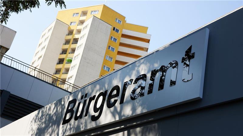 Personalausweis soll teurer werden – Gebühr 46 statt 37 Euro Die Gebühr für die Ausstellung eines Personalausweises soll für Menschen über 24 Jahre von 37 auf 46 Euro steigen.