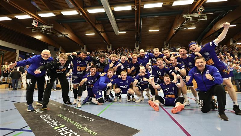Die Party kann beginnen: VfL Fredenbeck macht Aufstieg perfekt Die Geestlandhalle steht Kopf: großer Jubel bei Mannschaft und Fans.