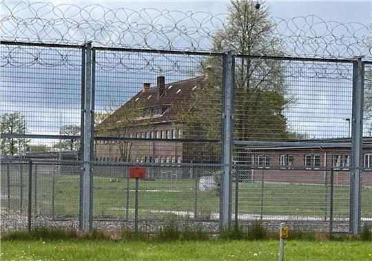 Die Gefängnisgebäude auf Hahnöfersand werden möglicherweise erst ab 2028 abgerissen.