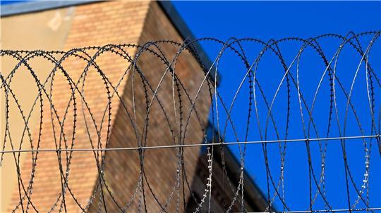 Die Gefängnisse in Deutschland sind gut gesichert. Für eine Flucht nutzen Straftäter mitunter besondere Umstände wie einen Arztbesuch. (Archivbild)