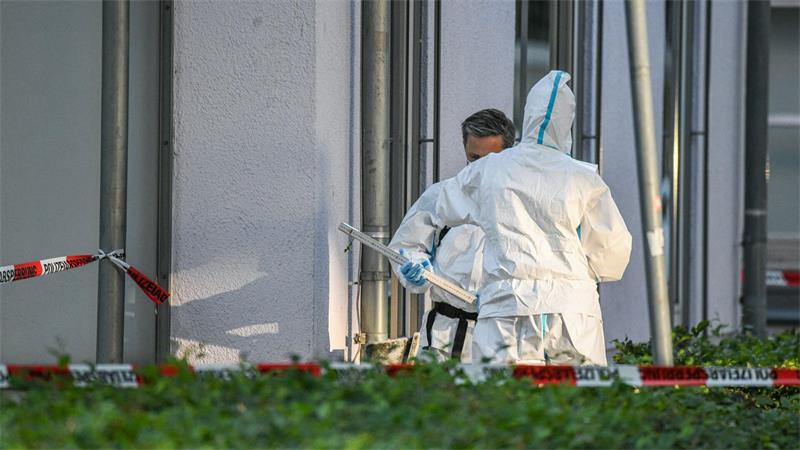 Tödliche Attacke in Bank - Spezialkräfte fassen Angreifer Die Gefahr ist abgewendet - nun ist die Spurensicherung dran.