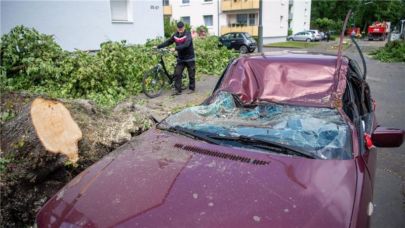 Die Gefahr von Unwetterschäden an Autos nimmt stetig zu. (Archivbild)