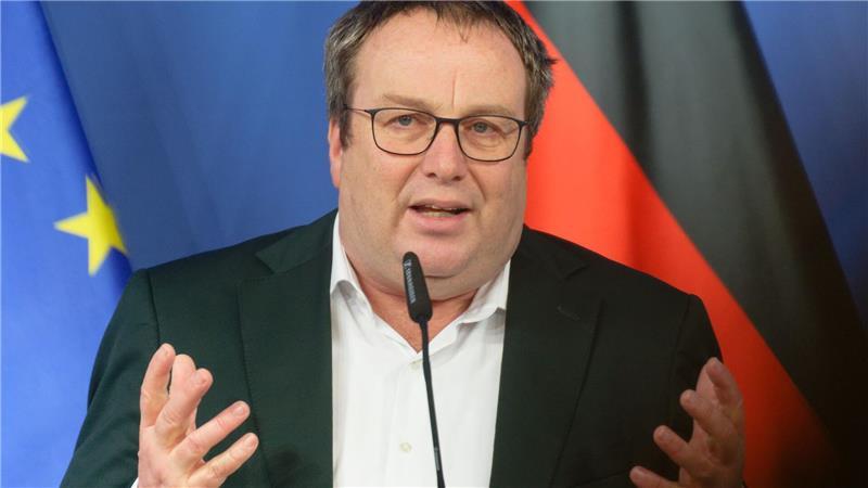 „Die Gefahr weiterer Sperrungen ist real“, sagt NRW-Verkehrsminister Oliver Krischer (Grüne). (Archivbild)