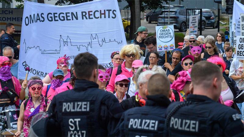 Die Gegendemonstration fand in einiger Entfernung der AfD-Veranstaltung statt, hinter einer Polizeiabsperrung.