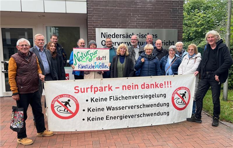 Die Gegner des Surfparks in Stade versammeln sich nach der Verhandlung vor dem Oberverwaltungsgericht in Lüneburg. Da war der Richterspruch noch nicht bekannt.