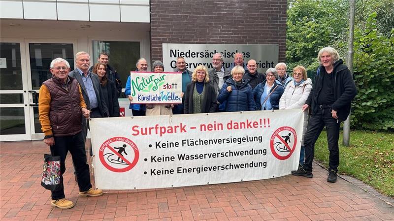 Stader Surfpark-Pläne kassiert: So begründet das OVG sein Urteil Die Gegner des Surfparks in Stade versammeln sich nach der Verhandlung vor dem Oberverwaltungsgericht in Lüneburg.