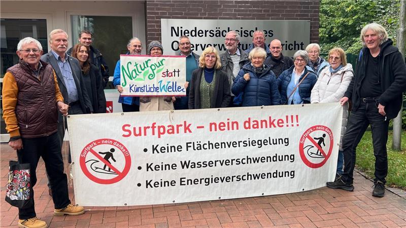 Die Gegner des Surfparks in Stade versammelten sich nach der Verhandlung vor dem Oberverwaltungsgericht in Lüneburg.