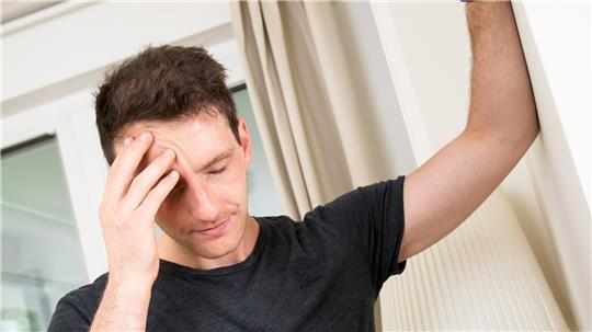 Die „Gehirn-Software“ ist kurz gestört: Typisch für eine Gehirnerschütterung sind Bewusstseinsstörungen, etwa Benommenheit.