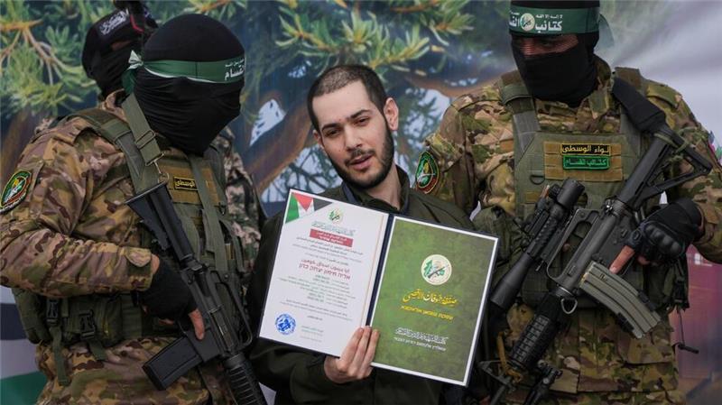 Die Geiseln wurden vor der Übergabe an das Internationale Komitee vom Roten Kreuz (IKRK) von ihren Bewachern wiederholt angehalten, zu lächeln und zu winken.