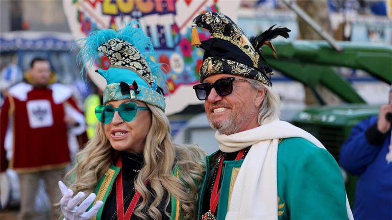 Karnevalszüge: Weidel mit Hakenkreuz und Trump unten ohne Die „Geissens“ fahren erstmals im Kölner Rosenmontagszug mit.