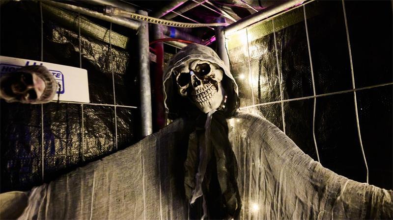 Gruseltipps für Halloween: Wo spukt es in Niedersachsen? Die Geisterbahn vom Halloweenhaus der Familie Lauinger im Emsland erstreckt sich über 1.600 Quadratmeter.