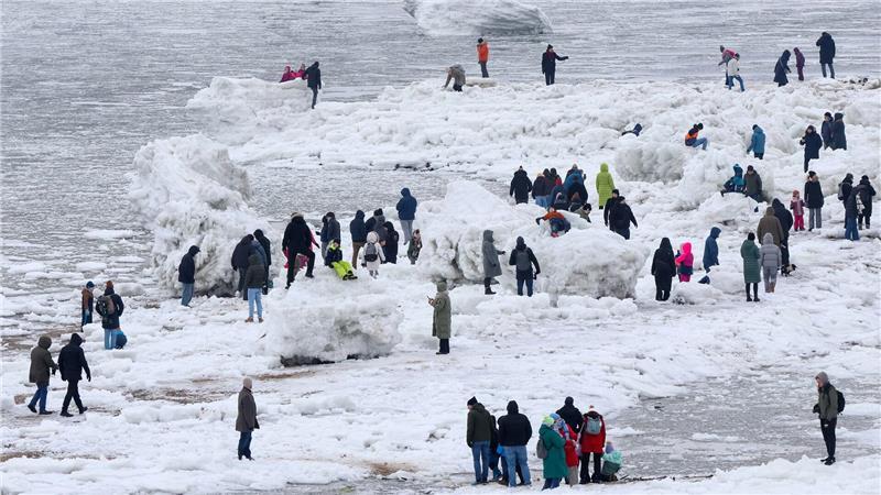 Die Gemeinde Geesthacht ist seit Wochen gut besucht. Der Grund dafür: die außergewöhnlichen Eisberge auf der Elbe. (Archivbild)