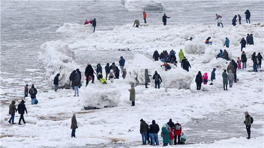 Die Gemeinde Geesthacht ist seit Wochen gut besucht. Der Grund dafür: die außergewöhnlichen Eisberge auf der Elbe. (Archivbild)