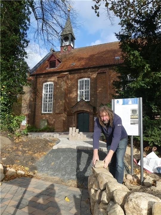 Die Gemeinde Himmelpforten hat Fördergelder und eigene Mittel für die Gestaltung des Vorplatzes der St.-Marienkirche eingesetzt. In zwei Wochen solle alles fertig sein, sagt Bürgermeister Bernd Reimers.