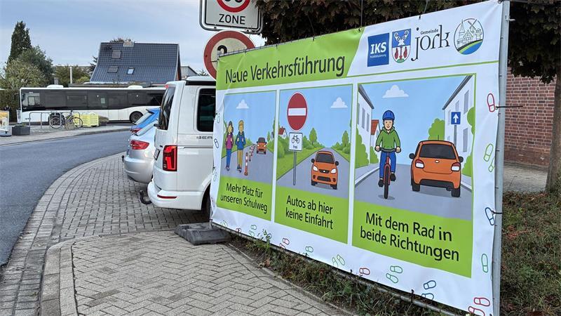 Die Gemeinde Jork hat einen Info-Banner für die neue Verkehrsführung in der Hinterstraße in Königreich im Bereich von Grundschule und Kita aufgestellt.