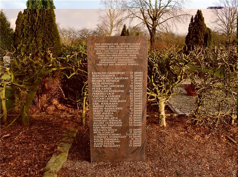 Die Gemeinde Jork hat – unterstützt von der Kirchengemeinde St. Matthias und dem Kulturverein Jork – auf dem kirchlichen Friedhof in Jorkerfelde eine Stele für NS-Opfer in der Kommune aufgestellt. Foto Vasel