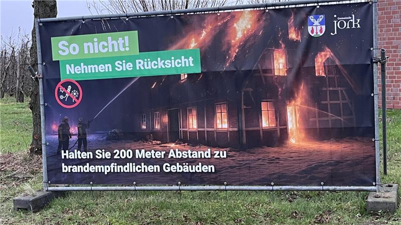 Die Gemeinde Jork setzt auf ein nahezu flächendeckendes Verbot. Lediglich einige öffentlich zugängliche Orte an der Elbe, in den Obstplantagen und an der A26 sind mehr als 200 Meter von brandempfindlichen Gebäuden entfernt.