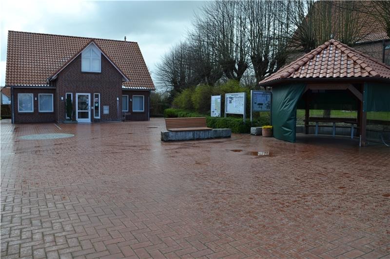 Die Gemeinde Oederquart hat das ehemalige Kreissparkassengebäude (links) in der Ortsmitte gekauft. Foto: Helfferich