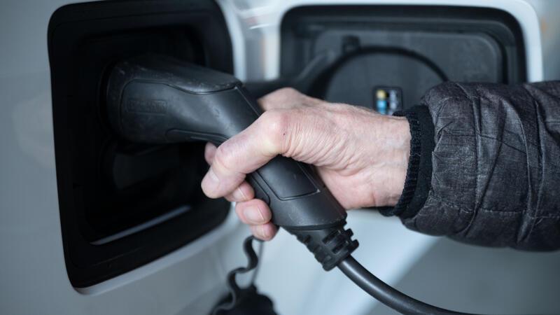 Die Gemeinde will E-Mobilität fördern und stellt Flächen für Ladesäulen bereit (Symbolbid).