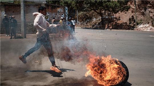 Die Gen Z-Bewegung und viele Einwohner der Stadt Antananarivo prangern die wiederkehrenden Wasser- und Stromausfälle sowie die Misswirtschaft der Regierung an.
