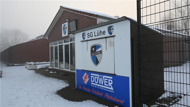 Kreis Stade weitet Betriebszeit des Fußballplatzes in Steinkirchen aus Die Genehmigung umfasst nicht die Würstchenbude.