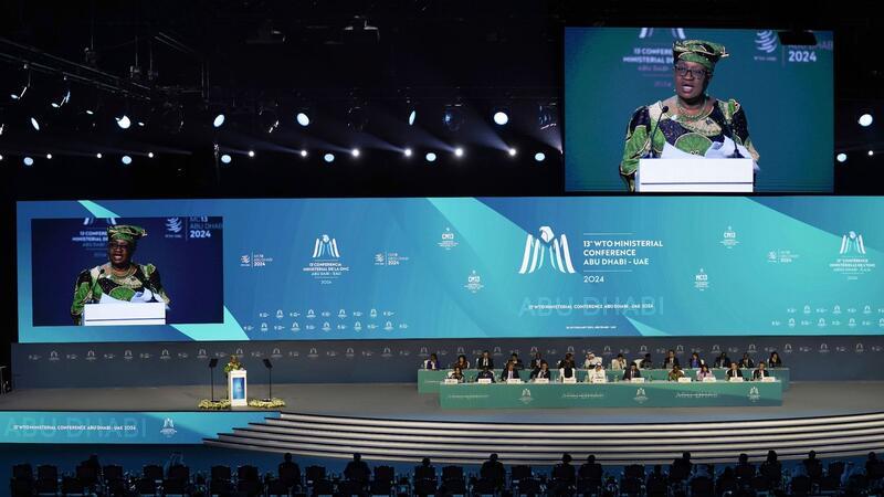 WTO-Konferenz „knapp am Scheitern vorbeigeschrammt“ Die Generaldirektorin der Welthandelsorganisation, Ngozi Okonjo-Iweala, spricht beim 13. Ministertreffen der Welthandelsorganisation: Ein Abkommen zum besseren Schutz der Fischbestände ist vorerst gescheitert.