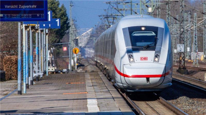Die Generalsanierung auf der Strecke zwischen Berlin und Hamburg soll im Sommer beginnen. (Archivbild) 