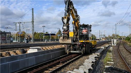 Die Generalsanierung der Bahnstrecke Hamburg - Berlin dauert bis Ende April. (Archivbild)