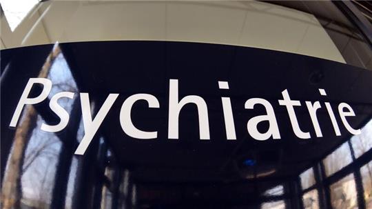 Die Generalstaatsanwaltschaft München hat gegen einen 15-Jährigen Anklage erhoben. Er soll in einer psychiatrischen Klinik einen Siebenjährigen erstochen haben. (Archivbild)