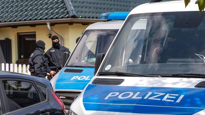 Razzia bei mutmaßlichem „Kaiserreichsgruppen“-Unterstützer Die Generalstaatsanwaltschaft in Hamburg ließ ein Gebäude im Landkreis Rostock durchsuchen. (Archivbild)