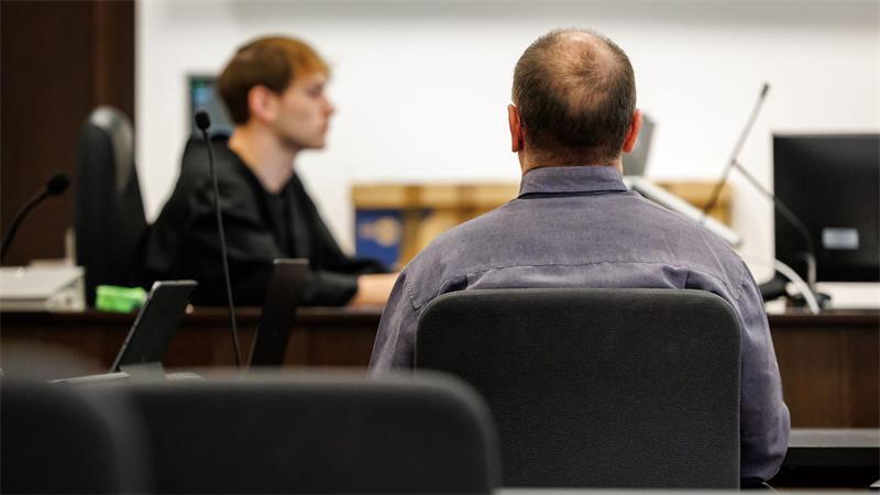 Die Generalstaatsanwaltschaft wirft dem 53-Jährigen aus Mittelfranken (Rückansicht) 95 Taten vor. 