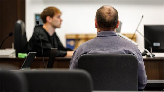 Die Generalstaatsanwaltschaft wirft dem 53-Jährigen aus Mittelfranken (Rückansicht) 95 Taten vor. 