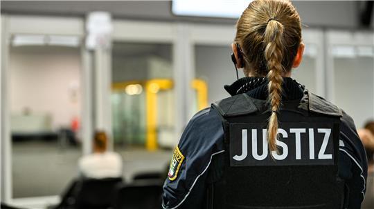 Die Generalstaatsanwaltschaft wirft dem Angeklagten aus Saudi-Arabien versuchten Mord in 338 Fällen vor.