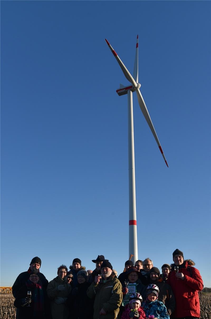 Die Genossen der Bürgerwindenergieanlage in Brobergen treffen sich zur Baustellenfete vor dem gerade fertiggestellten Windrad. Foto Beneke