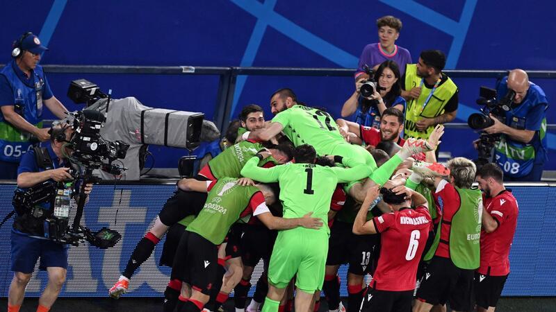 „Wie die Löwen“: Georgien feiert historischen Sieg Die Georgier setzten sich gegen Portugal durch und erreichten das Achtelfinale.