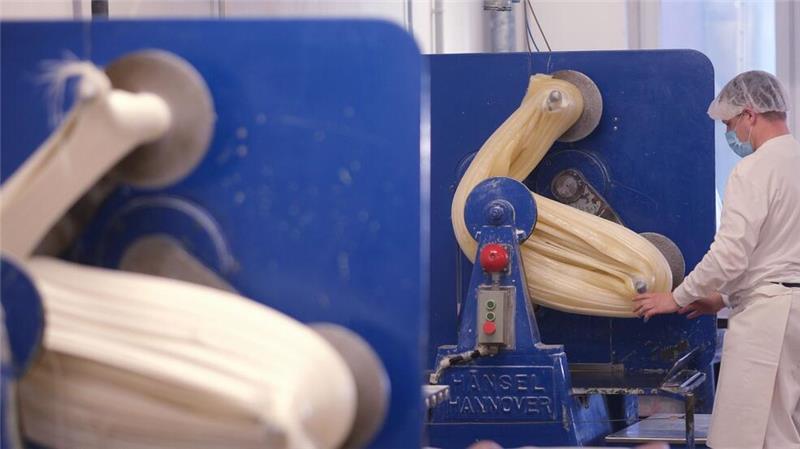 Frukas zum Karneval: Kult-Kamelle mit geheimer Identität Die Geräte für die Herstellung der Frukas sind über 30 Jahre alt.