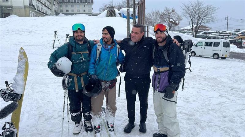 Die Geretteten strahlen, nachdem sie schlimme Stunden am Berg erleben mussten.