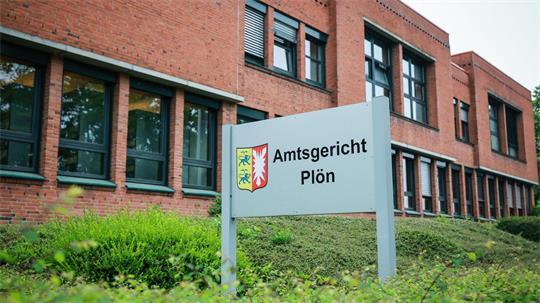 Die Gerichte in Schleswig-Holstein haben 2025 weniger Straftäter verurteilt als ein Jahr zuvor.